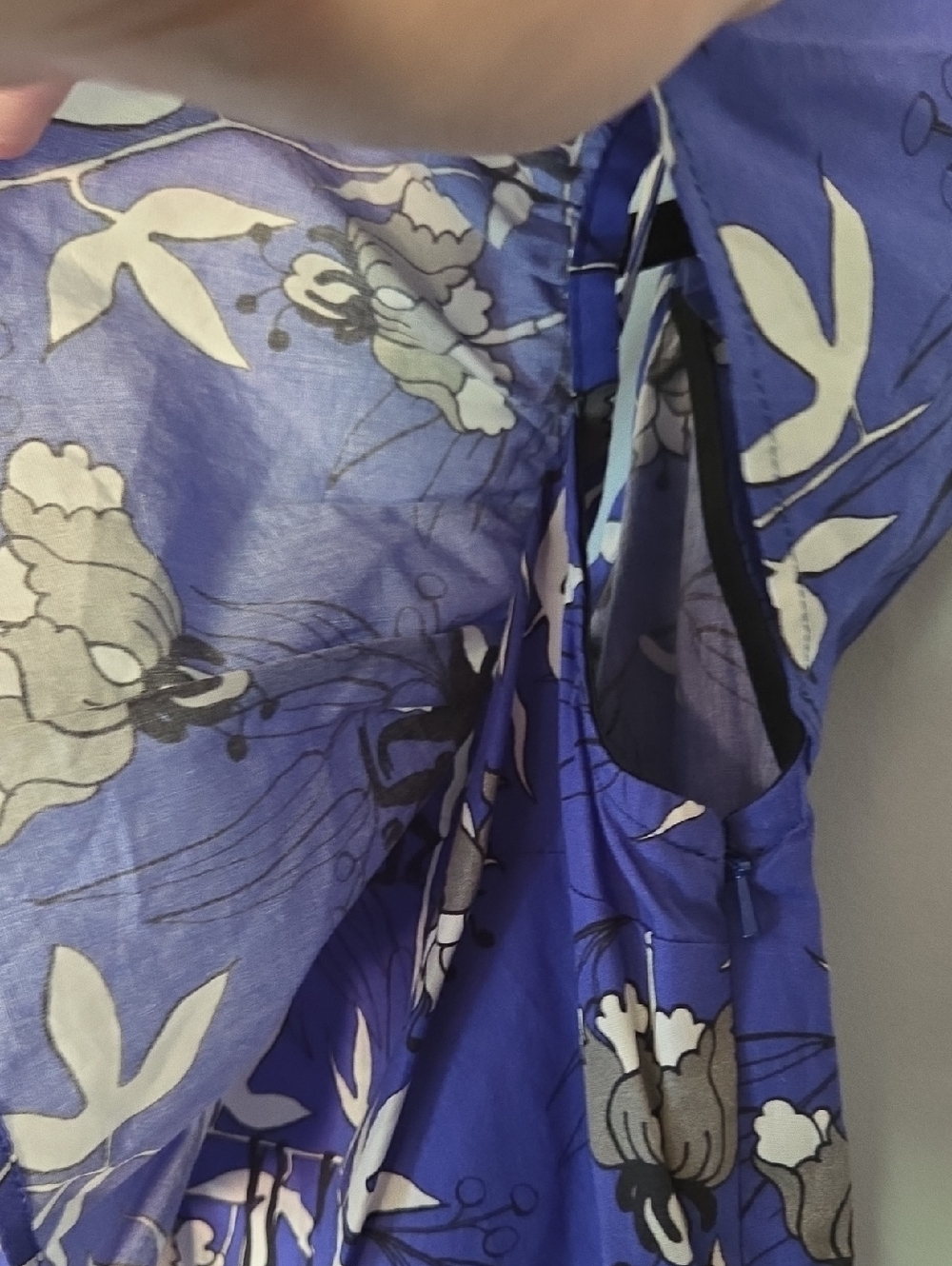 Markus Lupfer Blue Floral Ruffle Cold Shoulder Top Size XS - Picture 6 of 6